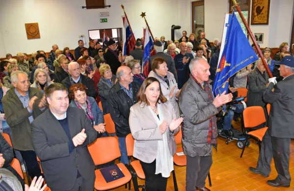Govorniki, od leve Miha Stegel, Vesna Humar in Franko Pavlin, so 
z aplavzom pospremili praporščake enot NOB. 
