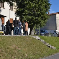 Udeleženci spominske slovesnosti v Srednjem so se zbrali tudi 
pred spomenikom padlim borcem.