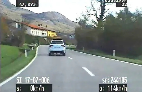 Policisti  so  italijanskemu vozniku začetniku   izročili plačilni nalog,  
mu  vzeli  še  sveže  vozniško dovoljenje in mu prepovedali vožnjo,  
nato  pa  na  okrajno sodišče poslali  še  obdolžilni predlog.  