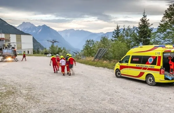 Odraslo Nemko in deklico iz okolice Ljubljane so po nesreči s 
helikopterjem odpeljali v bolnišnico.