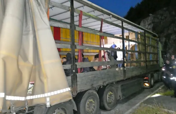 Policijska mejna kontrola je pred dnevi odkrila srbskega voznika 
tovornjaka, ki je prevažal 20 migrantov. Če na meji ne bi bilo 
kontrole, bi Srba do Trsta ločilo le dobre pol ure  vožnje. 