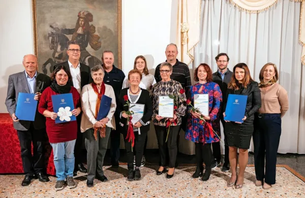 Koprski župan Aleš Bržan je včeraj v Pretorski palači podelil 
posebna priznanja najbolj zaslužnim prostovoljkam.