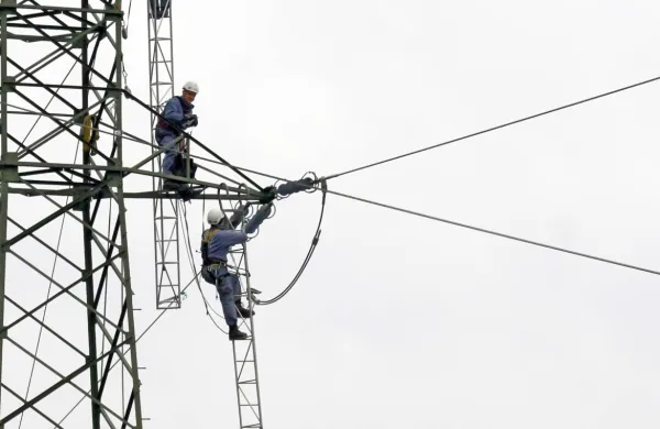 Potem ko je tožbo zoper državo zaradi regulacije cen goriv vložil 
največji trgovec z gorivi Petrol, Sloveniji zdaj grozi še tožba zaradi 
zamrznitve omrežnin, ki jo je v začetku lanskega leta odredila 
vlada Janeza Janše.