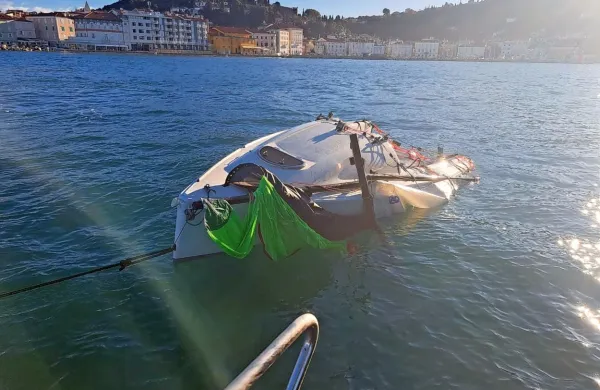 Posadka  plovila  sektorja za  varstvo  obalnega morja  je    v nedeljo 
5,5  metra  dolgo  jadrnico   z večjim plovilom dvignila,  obrnila  in  
odvlekla  do  portoroške  marine. 