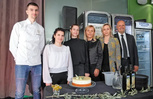 Ekipa Mestne kavarne (prvi z leve je Kristian Zule) s š'torto