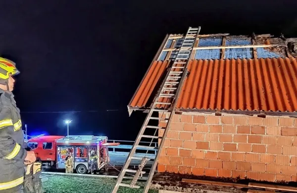 Približno 30 gasilcev pa je s hitro akcijo požar ukrotilo na strehi in 
v mansardi.