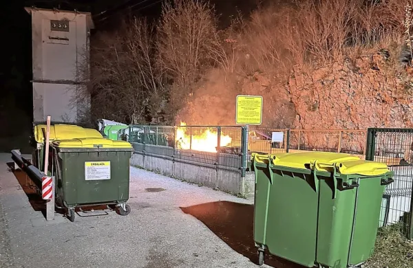 Gasilci  domačinom svetujejo, naj bodo  zelo previdni pri  odlaganju pepela  v  plastične  zabojnike.  