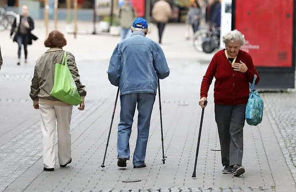 Upokojenec, ki prejema zagotovljeno pokojnino za štirideset let 
dela, ki znaša 687 evrov, bo januarja dobil 56 evrov več. Od tega 
mu bodo vsak mesec odšteli 35 evrov zdravstvenega prispevka. 