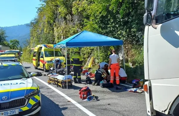Drugo  soboto  v  septembru  se  je  na  cesti med  Trnovim  ob Soči in  
Kobaridom  zgodila  huda  nesreča,  ki jo je povzročil avstrijski  
motorist.  