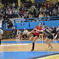 Ana Abina v rdečem dresu