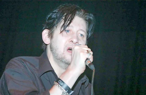 V 66. letu starosti je umrl pevec angleško-irske punk skupine The 
Pogues Shane MacGowan.
