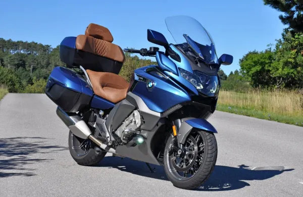 Ima visoko ceno, a ni najdražji med BMW-jevimi motocikli, po 
uporabnosti, udobju, vožnji in funkcionalnosti pa je primerljiv z 
admiralsko serijo 7.