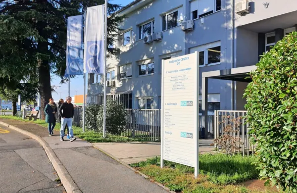 V Poslovnem centru Go ob prvomajski ulici je bilo včasih več kot 30 
podjetij, zaradi rasti družbe Goinfo, ki zaseda vse več prostora, pa 
jih je danes še okrog deset.