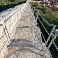 Pelje&scaron;ac ima dve velikanski arhitekturni znamenitosti: sedem kilometrov dolgo obzidje iz 14. stoletja (na fotografiji) in most, ki ga prek zaliva povezuje s Hrva&scaron;ko , ki je bil končan v lanskem letu. 