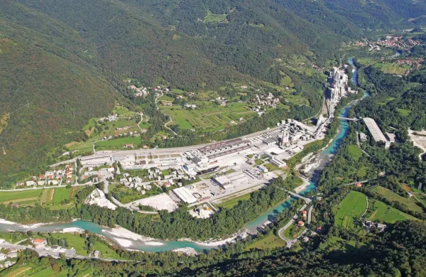 Hčerinsko podjetje cementarne Salonit Anhovo Inde je zaradi 
odločbe inšpektorja ustavilo lesnopredelovalni obrat na južnem 
delu industrijske cone Anhovo.