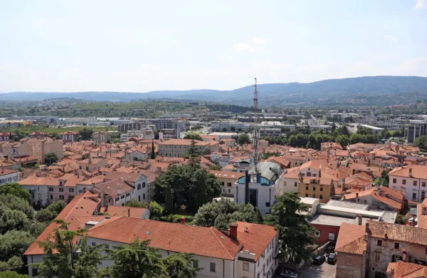  Na voljo je skupno pet milijonov evrov, prijavijo pa se lahko vsa 
materialno ogrožena gospodinjstva, ki prebivajo v energetsko 
neučinkovitih stavbah ali v neustreznih bivanjskih razmerah. 