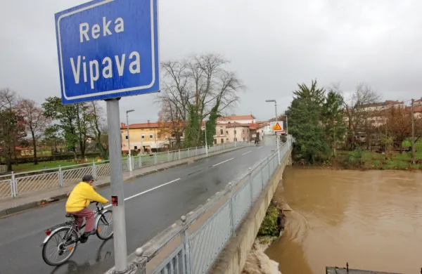 Reke v osrednji, južni in zahodni Sloveniji imajo veliko vodnatost, na zahodu nevarnost plazov