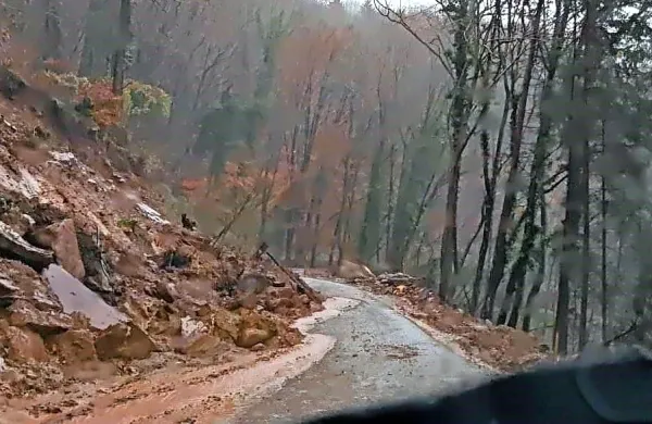 Na Tolminskem zaprti cesti zaradi zemeljskih plazov
