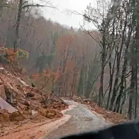 Na Tolminskem zaprti cesti zaradi zemeljskih plazov