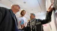 Nad razstavo kustosa zgodovinarja Tineta Kaluže (v sredini) sta 
bila navdušena tudi postojnski župan Igor Marentič (desno) in 
državni sekretar na ministrstvu za kulturo Marko Rusjan.  Foto: 
Alen Franetič