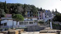 Hotel Barbara v Fiesi je leta 1996 dobil pokrit bazen, vendar ga je 
lastnica, družba Eurotas, nelegalno spremenila v šest hotelskih 
sob.  