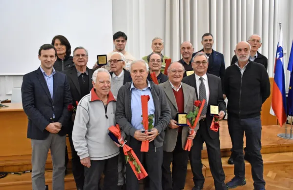 Posebna priznanja kluba so dobili najzaslužnejši veterani, še 
danes nepogrešljivi  pri organizaciji tekem.