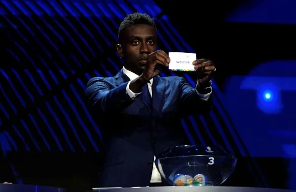 Tako je nekdanji svetovni prvak s francosko reprezentanco Blaise 
Matuidi na plesu kroglic izvlekel listek z napisom Slovenija. 