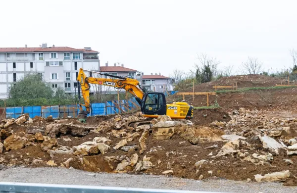 Podizvajalci podjetja Rezidenca Momento so v prejšnjih tednih že 
začeli s pripravo terena za gradnjo stanovanjske soseske. 