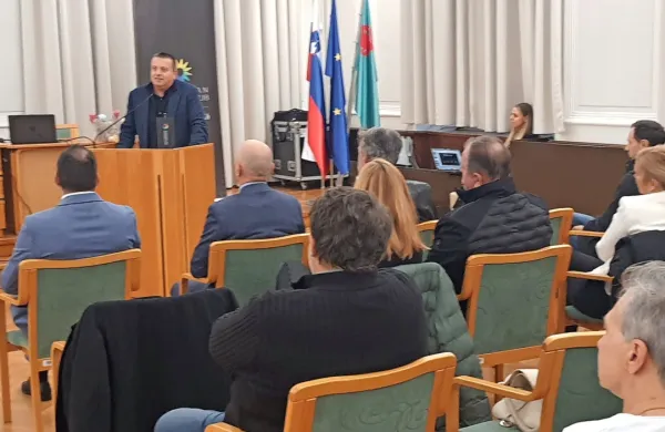 Zbrano množico je nagovoril predsednik Kluba slovenskih podjetnikov Joc Pečečnik.
