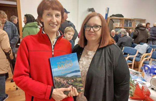 Avtorica knjige Ostrožno Brdo v Brkinih  - štirje letni časi Nada 
Trebec (levo) in Ingrid Celestina iz založbe in knjigarne Libris.