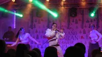 Na odru sta se Masayah nekajkrat pridružili tudi plesalki, čeprav je raperka prizorišče povsem osvojila tudi sama v družbi didžeja.  