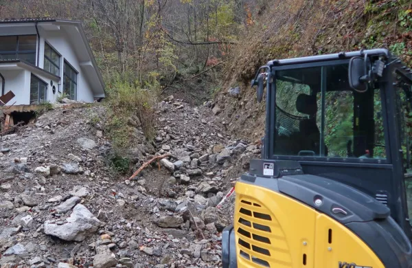 Odprava škode na infrastrukturi in državnih hudournikih po 
vodnih ujmah zahteva projektante in gradbince, ki jih skoraj ni na 
razpolago.