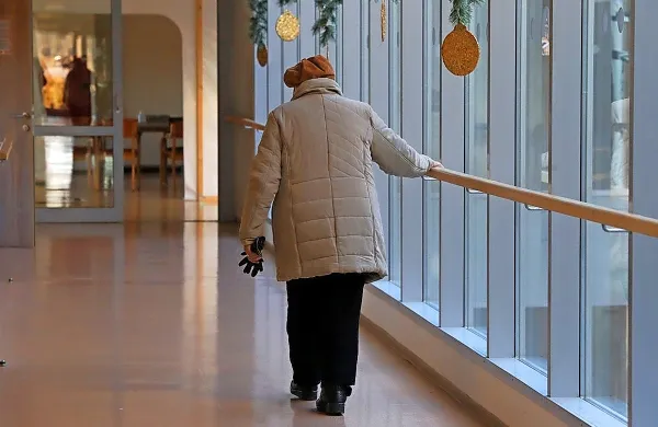  Dokler sta pri hiši dve pokojnini, še nekako gre. Ko pa mora vdova 
ali vdovec zgolj z eno pokojnino poravnati vse stroške, ki se po 
smrti partnerja skorajda ne spremenijo, je težko preživeti.