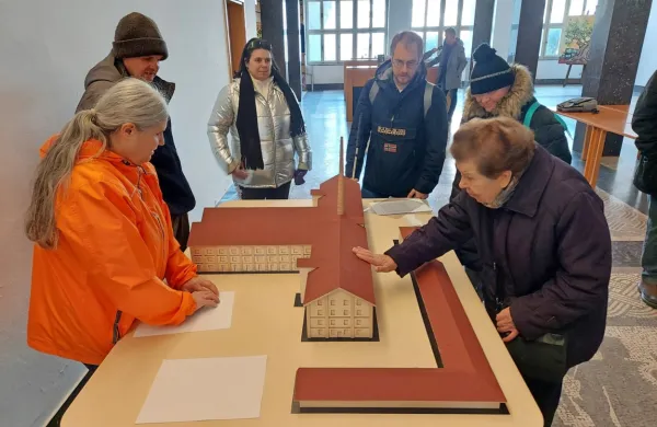 Maketa znamenite frnaže je zdaj razstavljena v avli mestne hiše, do odprtja taktilne galerije bo dopolnjevala 
fotografsko razstavo GO S50-60 na gradu Kromberk. 