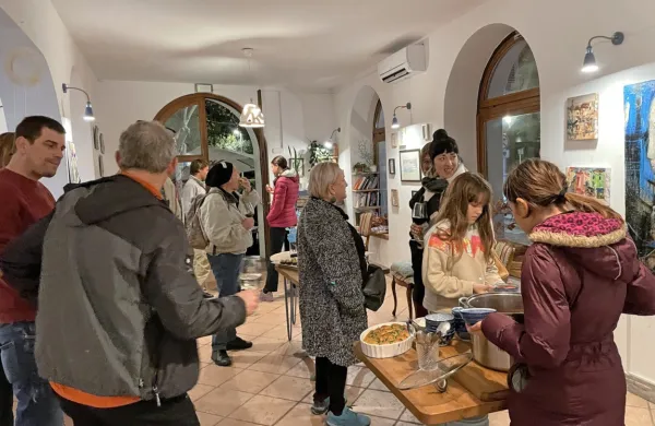 Na petkovi otvoritvi razstave je  ukrajinska slikarka Katja Burlina 
obiskovalcem postregla  tipično ukrajinsko jed  boršč, a - v slogu 
ponudbe kavarne -  brezmesni.    