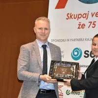 Ivan Zagožen in predstavnica olimpijski komite slovenije

