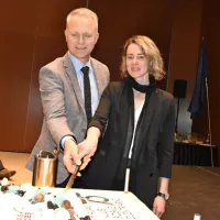 Slavnostna torta za 75. obletnico kajak kluba Soške elektrarne, 
predsednik KK Ivan Zagožen in olimpijka Urša Kragelj