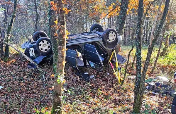 Gasilci so morali avto najprej stabilizirati, da so lahko iz njega rešili 
voznika. 