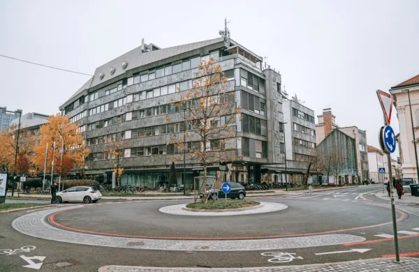Državni svet je na današnji seji z 21 glasovi za in štirimi proti 
odločil, da na ustavno sodišče vloži zahtevo za oceno ustavnosti 
skoraj celotne novele zakona o Radioteleviziji Slovenija (RTVS), ki 
jo je vlada pripravila z namenom depolitizacije RTVS.