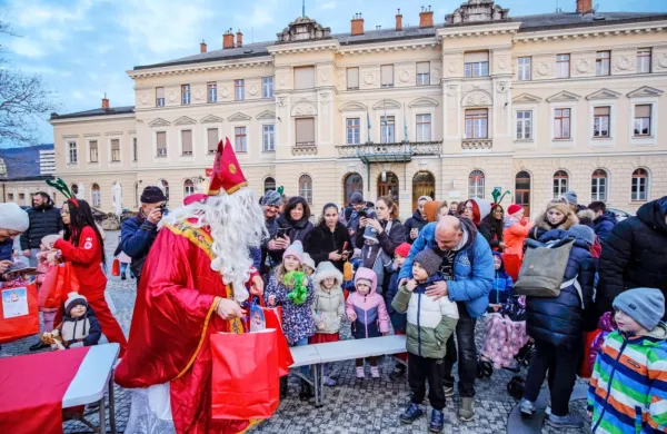  Miklavž je na Trgu Evrope obdaril prav vse otroke, ne glede na to, kje živijo.  

 
