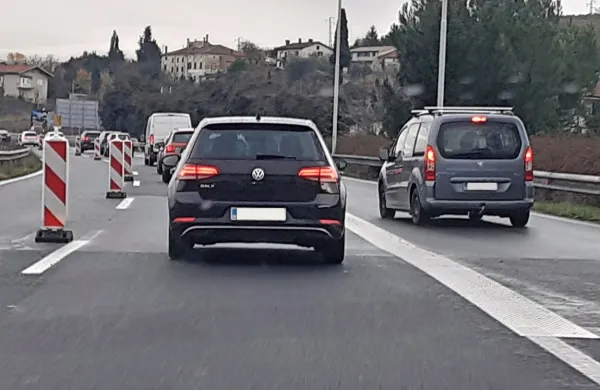 Policisti opozarjajo,  da  sistem  zadrge  deluje  le, če  v  obeh  kolonah  ni  ne  agresivnih  ne  (pre)boječih  voznikov. 