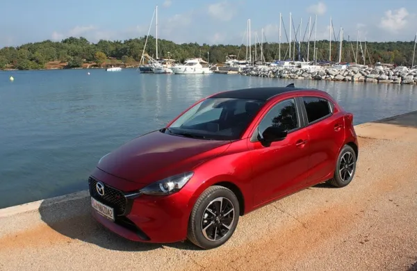  Najmanjša Mazda v ponudbi kljub letom še vedno spodobno opravlja svoje naloge.


