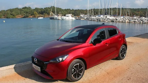  Najmanjša Mazda v ponudbi kljub letom še vedno spodobno opravlja svoje naloge.

