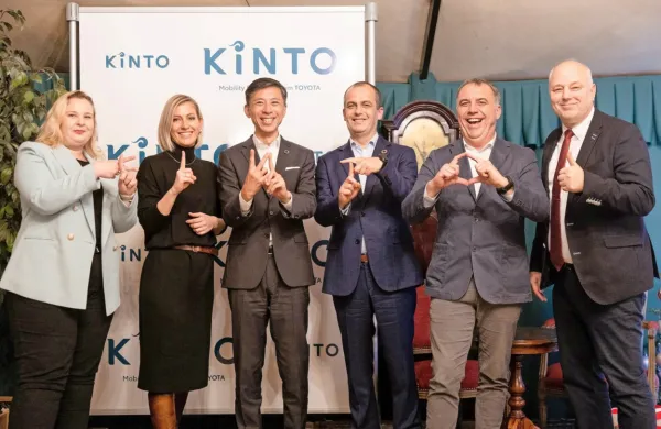 Ekipa Toyote, ki razvija nove storitve Kinto pri nas. Z leve proti desni: Urša Gotovina, specialist za mobilnost, Maša Meden, vodja mobilnosti, 
Yosuke Arai, predsednik Toyote Adrie, Gregor Mauko, generalni direktor Toyote za Slovenijo, Sašo Raosavac, direktor  Toyote Tsusho Leasing in 
Bernhard Cziesla, direktor Kinto Europe.

