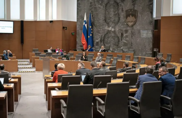 Jože Novak je minister za naravne vire in prostor, Franc Props minister za javno upravo