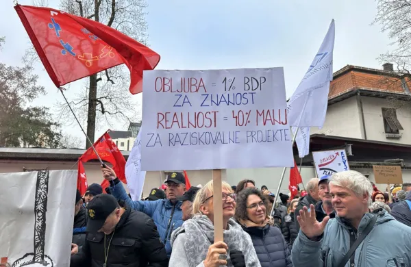 Na shodu pred vlado so se opoldne zbrali predstavniki zaposlenih 
iz različnih delov javnega sektorja in vladi sporočili, da je dovolj 
praznih obljub in je čas, da dane zaveze končno izpolni.