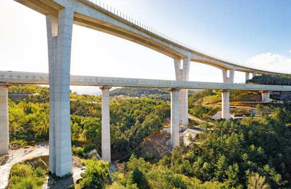 Viadukt  Gabrovica, ki se razprostira pod  avtocestnim viaduktom 
Črni Kal, je že do konca potisnjen.    