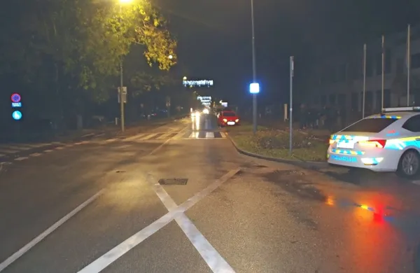 V torek ob 21.46 je na prehodu za pešce na Erjavčevi ulici v Novi 
Gorici voznik avtomobila povozil mladoletnico in odpeljal dalje.