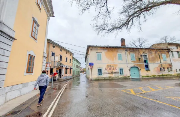 Domen Koren v primeru  Adrie od občine zahteva skoraj 900.000 
evrov odškodnine. 