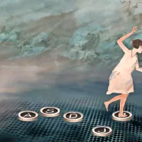 Kratki animirani film Alma, neuklonljiva ženska o Almi Karlin je 
prejel nagrado rožnati zmaj.  